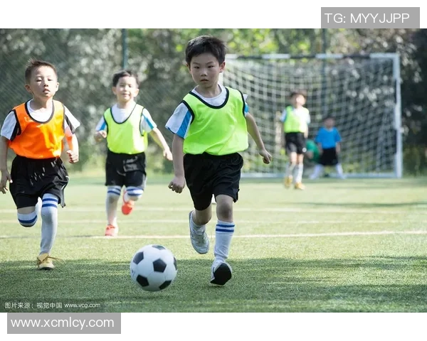 小男孩踢足球的精彩瞬间图片合集展现童趣与运动激情 小男孩踢足球的精彩瞬间图片合集展现童趣与运动激情