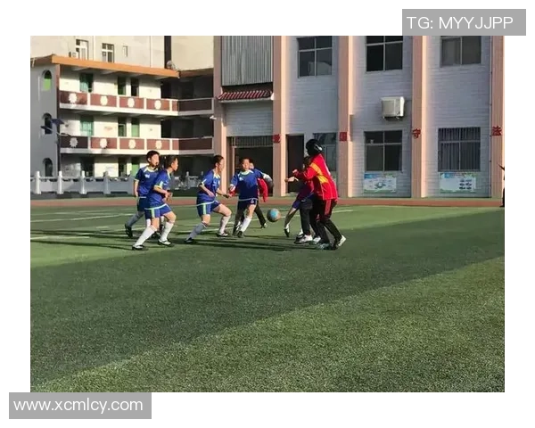 夏季足球服的选择与搭配技巧让你在球场上尽显风采 夏季足球服的选择与搭配技巧让你在球场上尽显风采